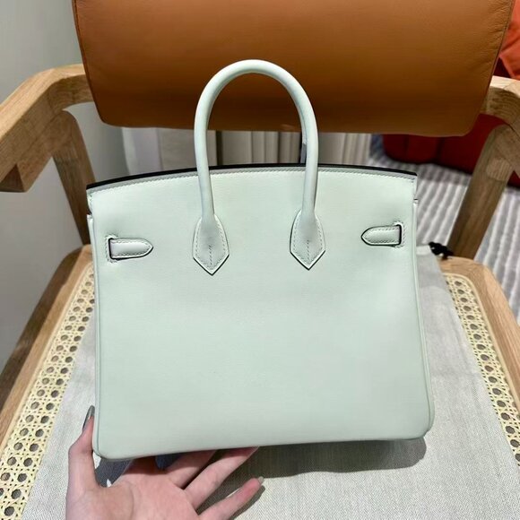 Classic Hermes Bag: A Stylish and Versatile Choice for Elegance - Picture 3 of 6